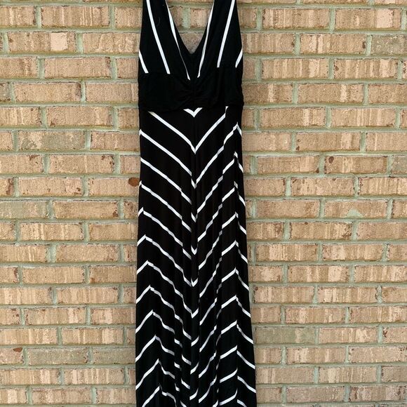 Stylish Black and White Maxi Dress - Picture 7 of 8